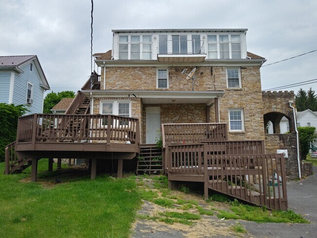 Building Photo - 104 Wood St