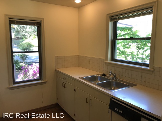 Building Photo - 1 br, 1.5 bath House - 4880 SW Slavin Rd