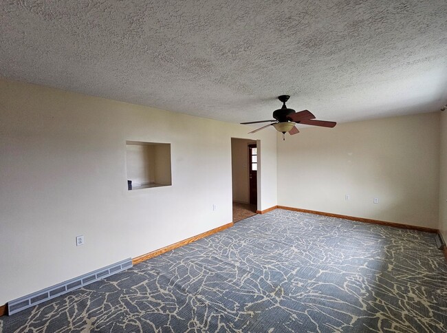 Foto del edificio - 3 bed/1.5 bath house near Sabraton