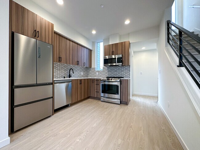 Building Photo - 215 17th Ave S