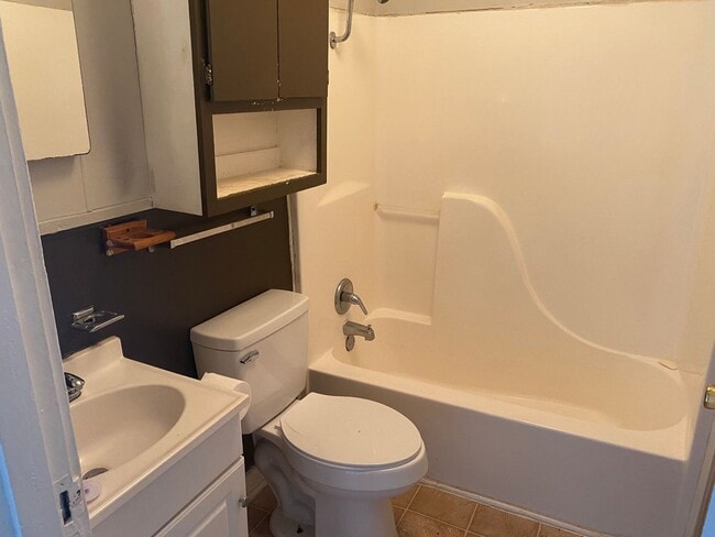 Building Photo - 809-811-811 E Cherry St