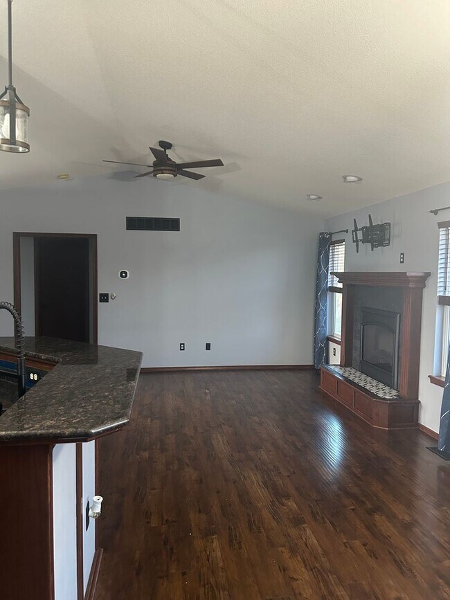 Foto del edificio - Updated 5 Bedroom , 3 Bath House in Derby Large back Yard