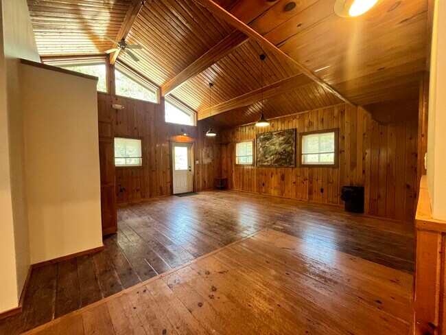 Building Photo - 514 US-302