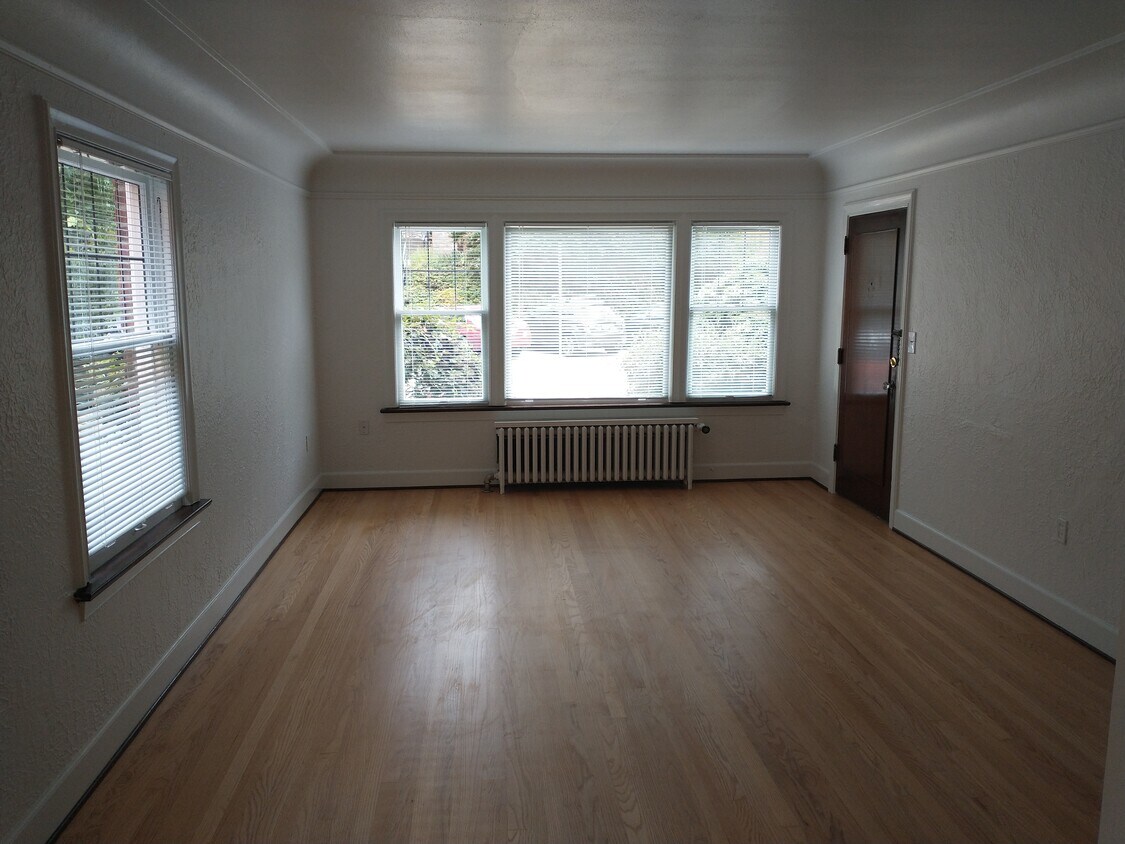 Primary Photo - 2711 Franklin Ave E