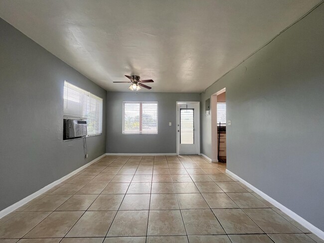 Building Photo - 1241 W River Dr