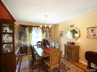 Foto del edificio - "Charming 3-Bedroom Retreat with 2 Full Baths in Prime Saint Louis Location - 1537 Sq Ft of Comfo...