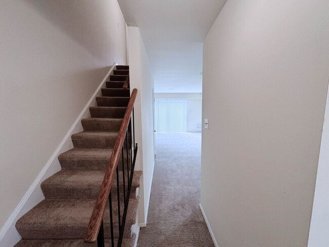 Building Photo - 127 Newcastle Dr