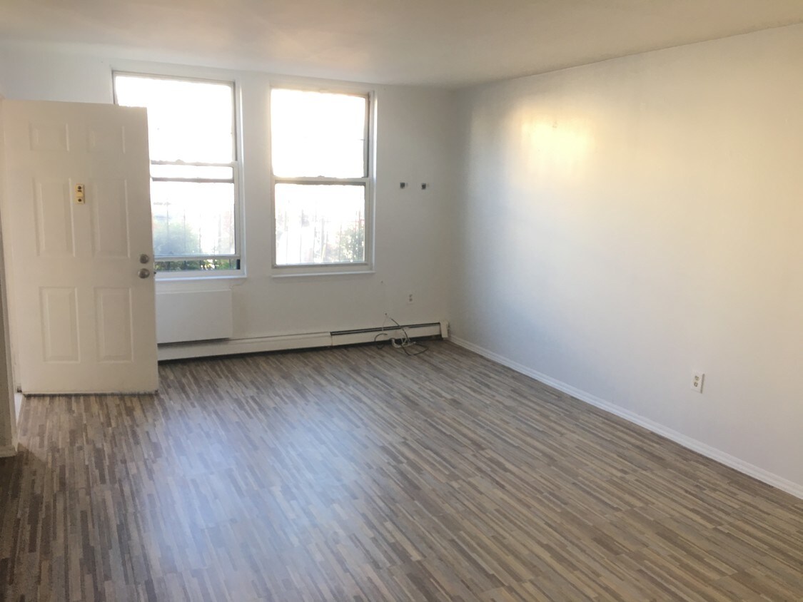 livingroom - 476 E 145th St