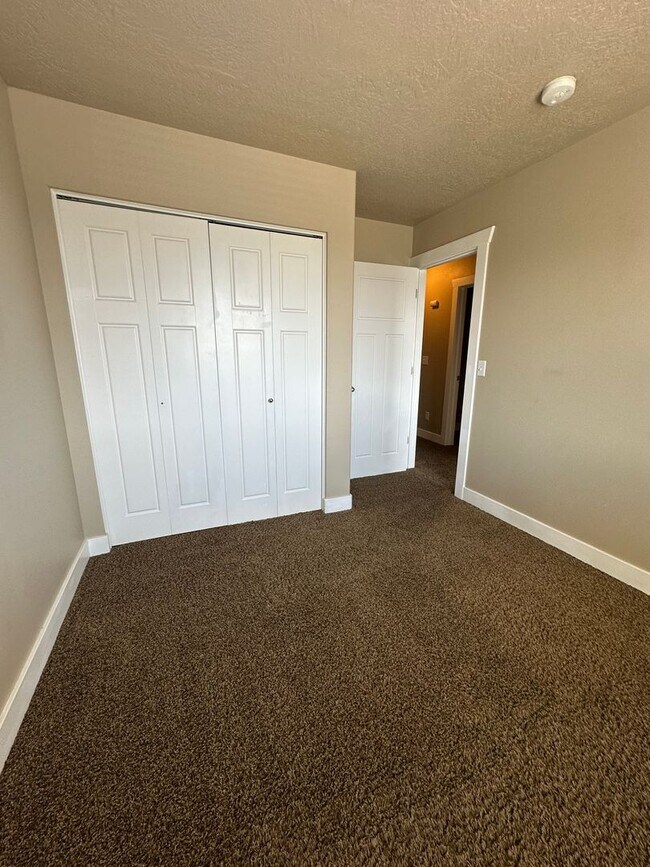 Foto del edificio - Dog friendly 3 Bedroom 2.5 Bath town home in Provo.
