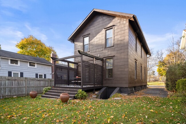 Exterior deck - 261 Gibson St