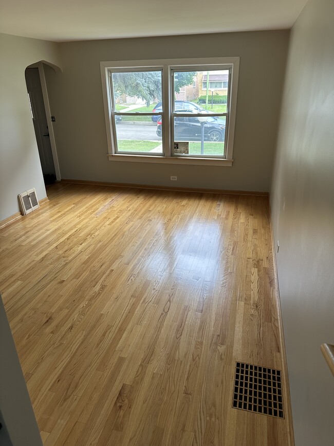 Building Photo - 9816 S Forest Ave
