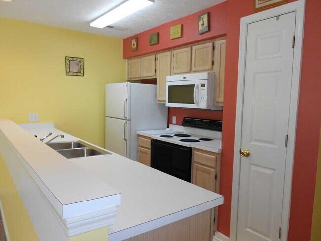 Building Photo - 2nd Floor 1 Bedroom Condo in River Oaks