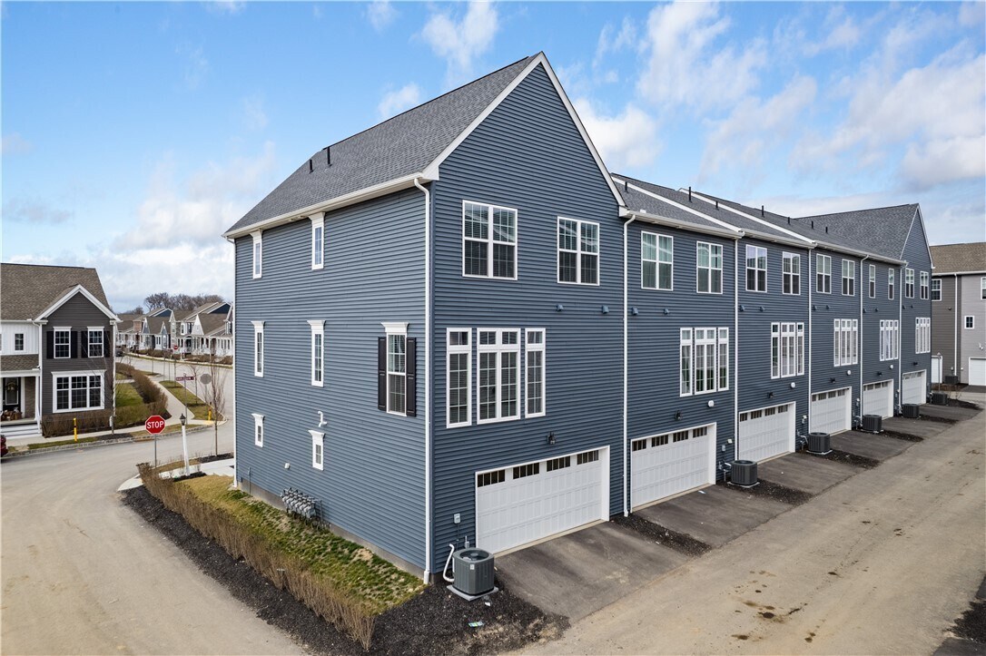 Primary Photo - 314 Harlequin St