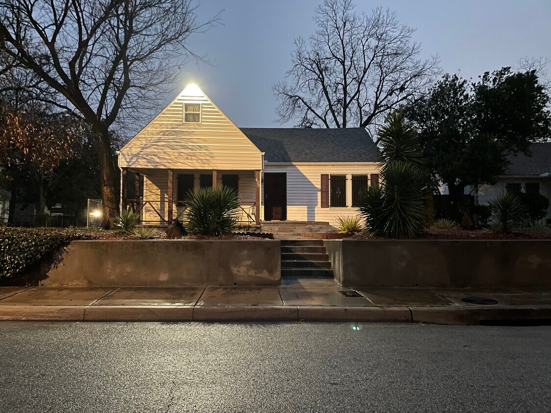 Primary Photo - 820 N Chandler Dr