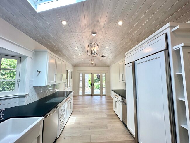 Building Photo - 533 Amalfi Dr