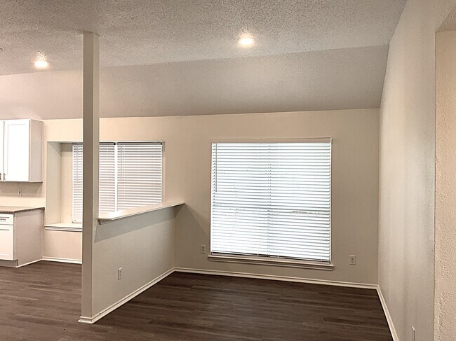 Foto del edificio - 2115 Rosemary Ln