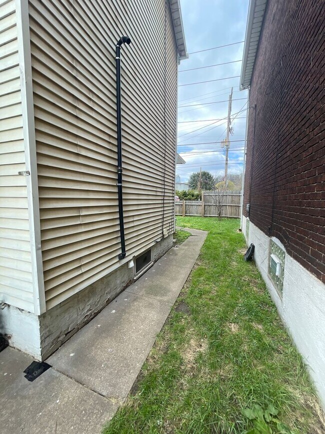 Building Photo - Renovated 3 bed 1 bath with River views fr...