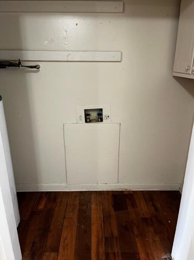 Building Photo - 2Bed/1Bath Duplex