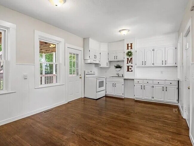 Foto del edificio - Available April 15th! Spacious 3 BED 1 BATH in Quiet Weymouth neighborhood.