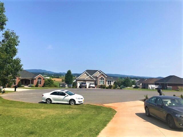 Building Photo - Spacious Detached Home in Great Location a...