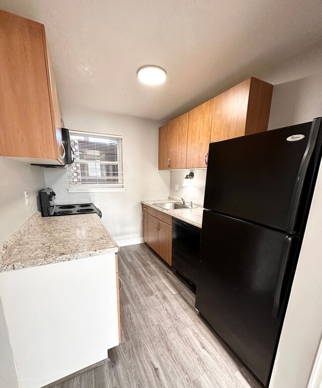 Building Photo - Beautiful one bedroom with no carpet and m...