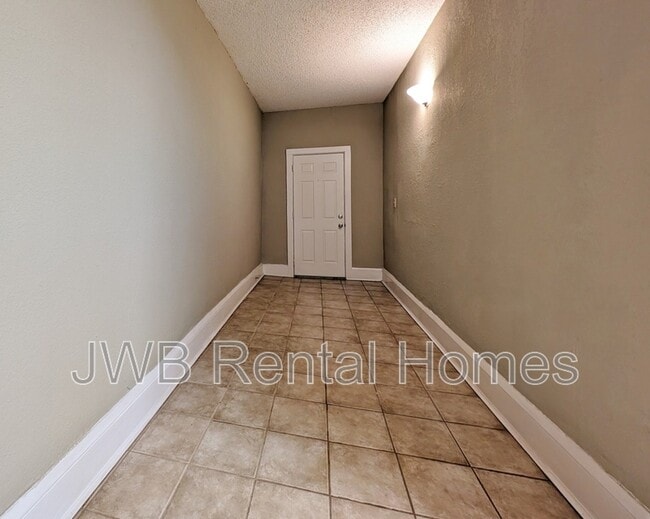 Building Photo - 2749 Vernon Terrace