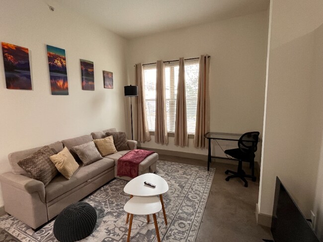 Foto del edificio - 5415 Maple Ave