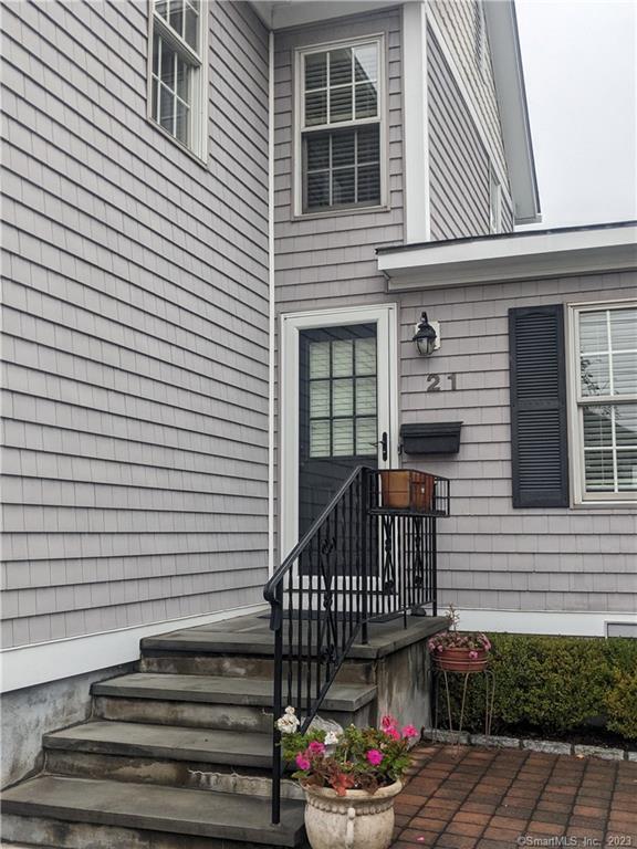 Primary Photo - 21 Cove Ave