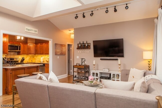 Building Photo - 309 1st St