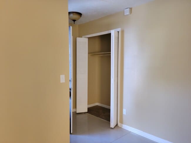 Building Photo - 8176 Old English Dr