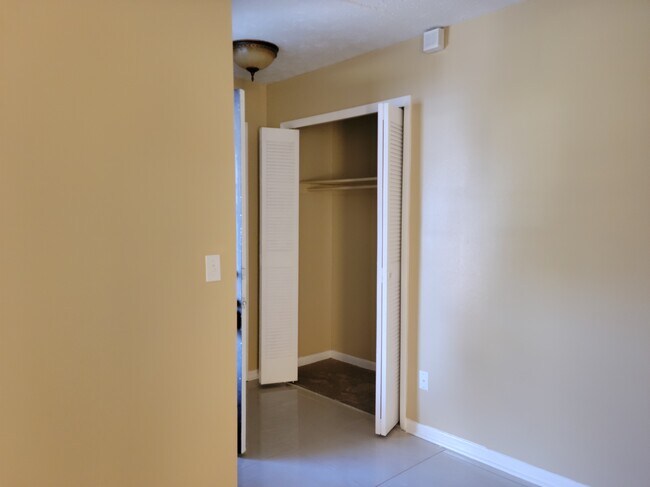 Foto del edificio - 8176 Old English Dr