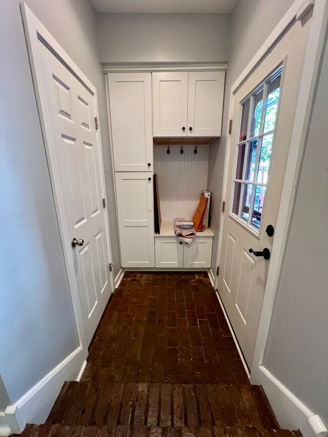 Building Photo - Luxurious 4-Bedroom Townhome in the Heart ...