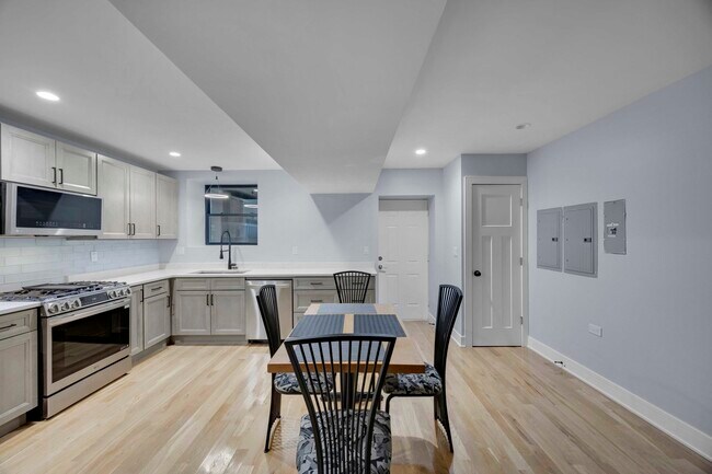 Foto del edificio - 2046 W Moffat St