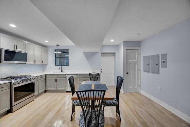 Building Photo - 2046 W Moffat St