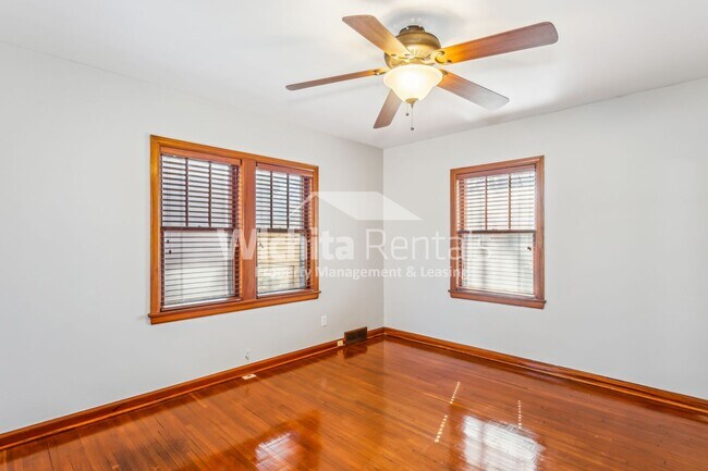 Foto del edificio - Charming 3 bedroom, 1.5 bathroom home, with 1 car garage in the Heart of Riverside