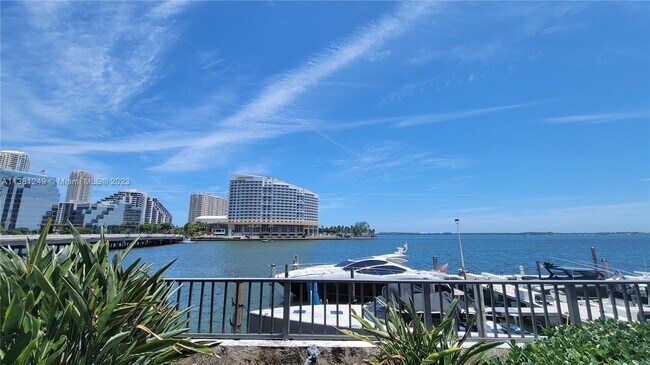 Foto del edificio - 905 Brickell Bay Dr