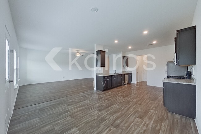 Building Photo - 946 Shady Brk