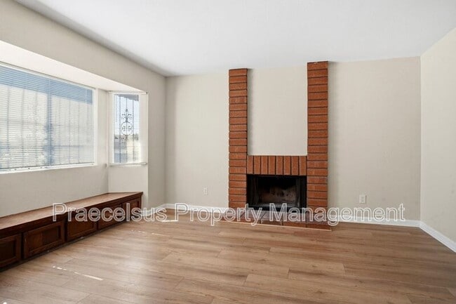 Building Photo - 3408 Clavelita St