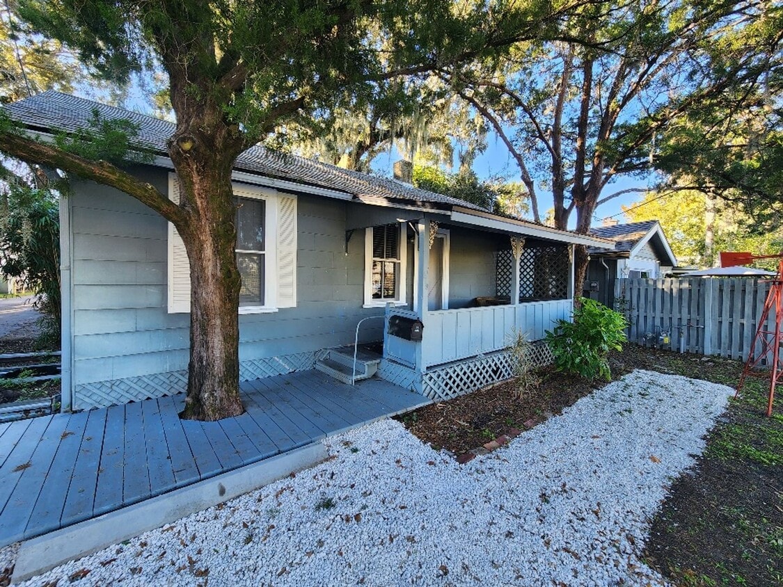Foto principal - Quaint downtown riverside 2 Bedroom 1 Bath...