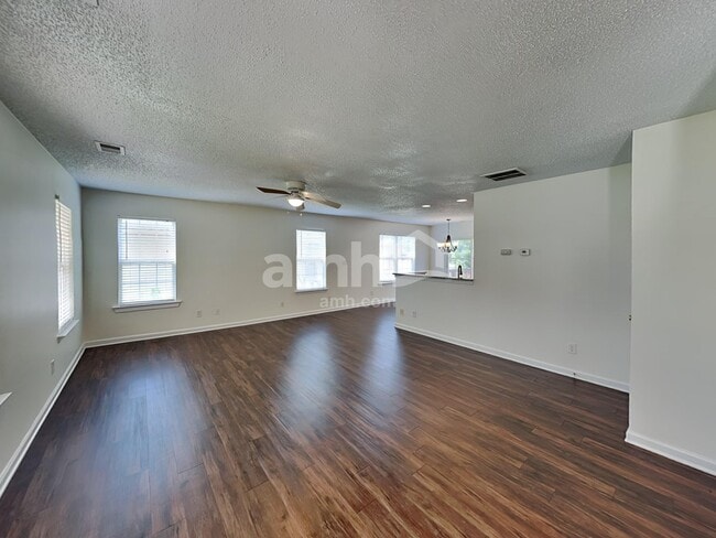 Foto del edificio - 125 Everett Park Dr