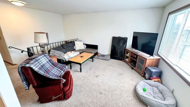 Building Photo - Off Campus Housing Option - Spacious 3 Bed...