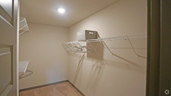 Bishop Walk-in Closet - AVIA