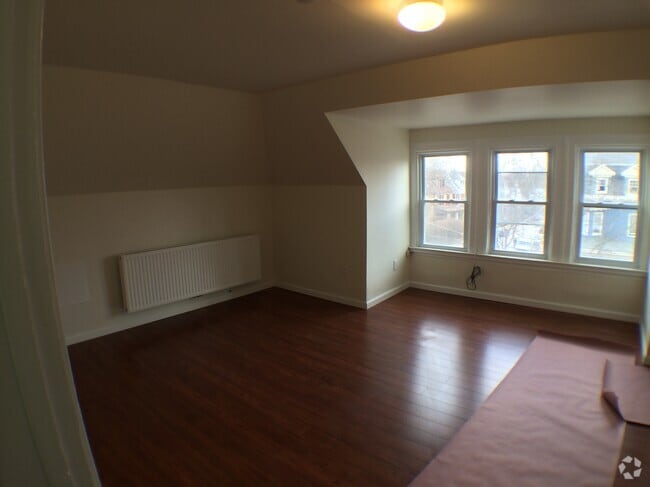 Building Photo - 5647 Hampton St
