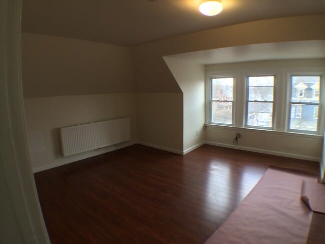 Bedroom - 5647 Hampton St Apartments
