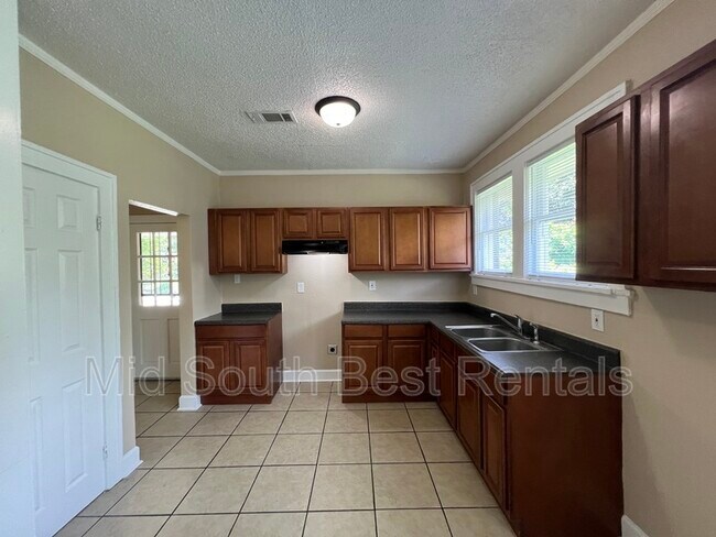 Building Photo - 1516 Netherwood Ave
