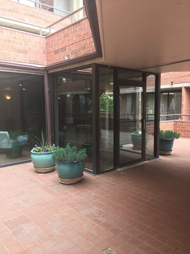 Foto del edificio - Modern Downtown Condo with Secure Access at Arlington Place