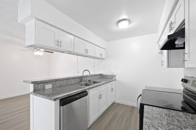 Foto del edificio - Great Sylmar Location-Upgraded 2/2 Apartment