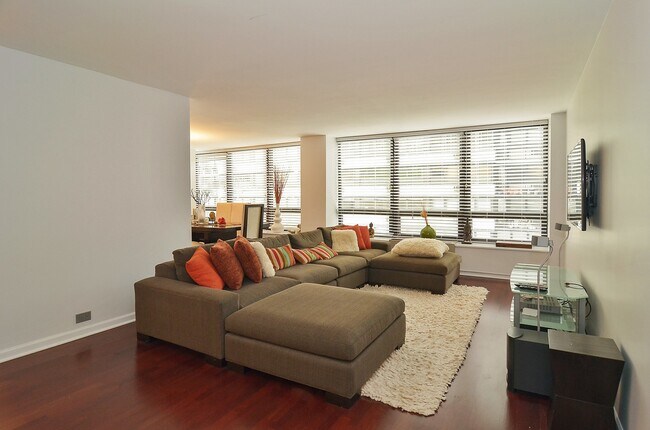 Building Photo - 50 E Bellevue Pl