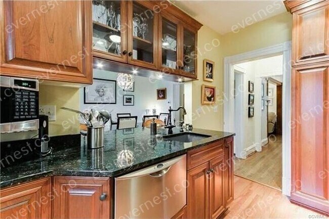 Foto del edificio - 2708 W Grace St