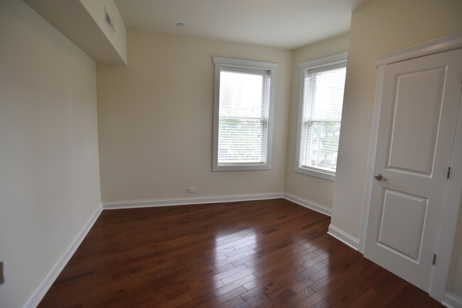 Foto del edificio - 3802 N Pine Grove Ave